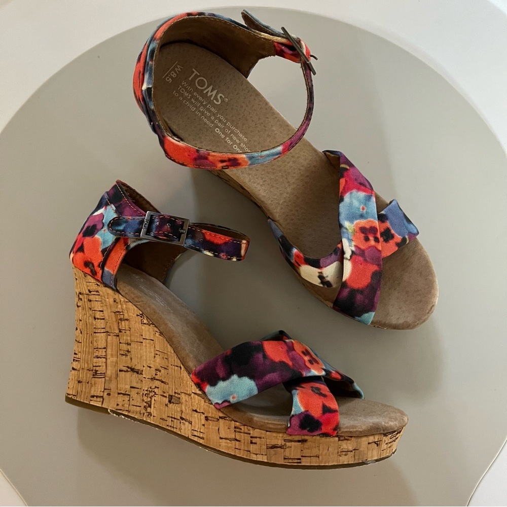 Like-new TOMS Oahu Wedge - size 8.5